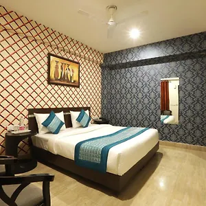 Ark Wood At Airport Hotel New Delhi